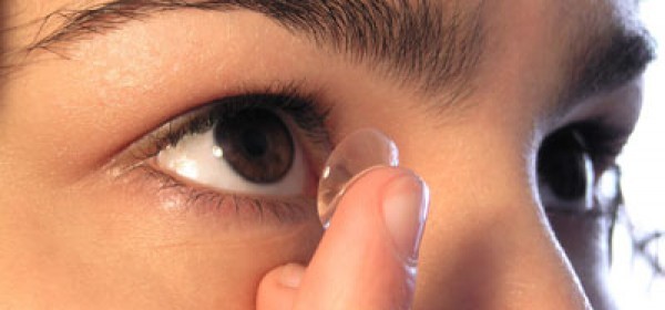 kebiasaan buruk pengguna softlens yang harus diubah demi pemakaian yang aman untuk kesehatan mata