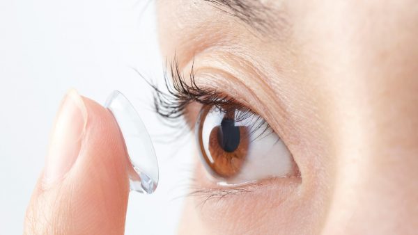 bahaya softlens untuk mata normal